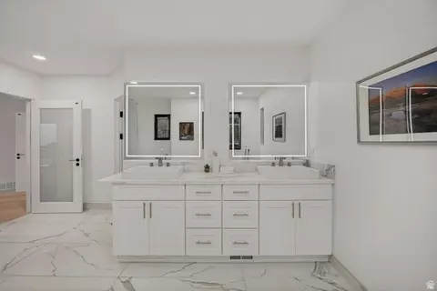 Bath - 3860 S Highland Ct E, Bountiful, UT 84010 photo 2 of 8