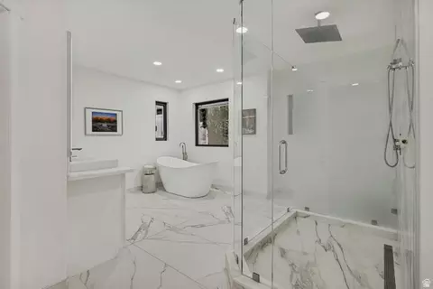 Bath - 3860 S Highland Ct E, Bountiful, UT 84010 photo 1 of 8