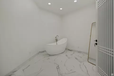 Bath - 3860 S Highland Ct E, Bountiful, UT 84010 photo 7 of 8