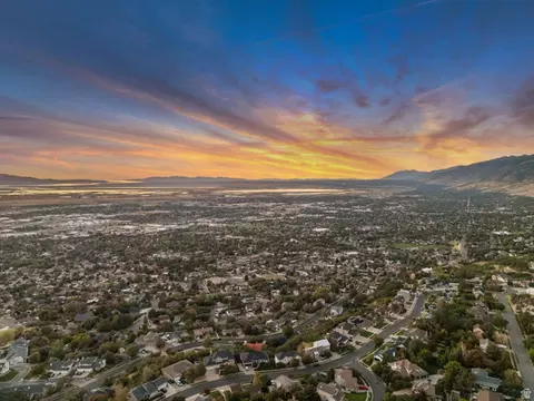 View/Area - 3860 S Highland Ct E, Bountiful, UT 84010 photo 7 of 8