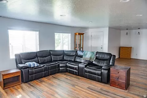 Living - 1069 E 150 St S, Santaquin, UT 84655 photo 3 of 4