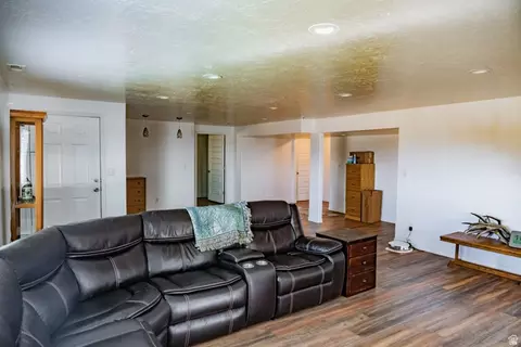 Living - 1069 E 150 St S, Santaquin, UT 84655 photo 2 of 4