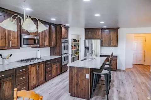 Kitchen - 1069 E 150 St S, Santaquin, UT 84655 photo 2 of 3