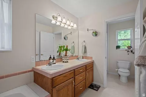 Bath - 555 E 1600 S, Mapleton, UT 84664 photo 1 of 5