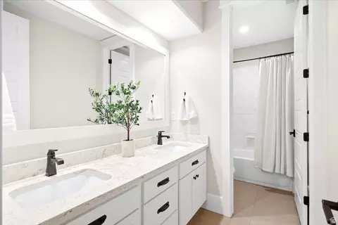 Bath - 2522 E Thurston Ln, Layton, UT 84040 photo 3 of 6