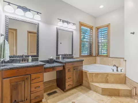 Bath - 4460 S 2700 E, Holladay, UT 84124 photo 2 of 5