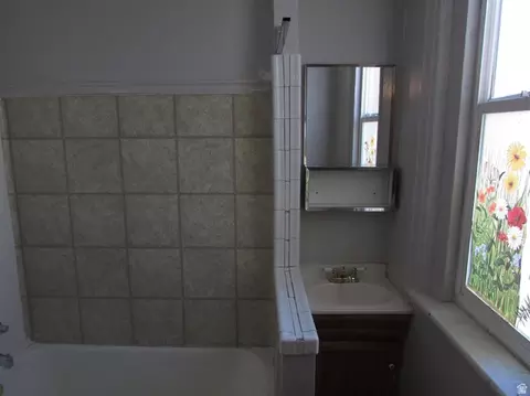 Bath - 609 E 100 N, Spanish Fork, UT 84660 photo 3 of 3