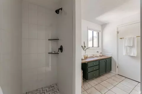 Bath - 1041 E Lamplighter Dr, Logan, UT 84321 photo 1 of 3