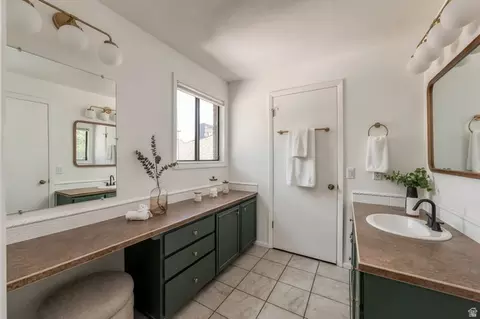 Bath - 1041 E Lamplighter Dr, Logan, UT 84321 photo 2 of 3