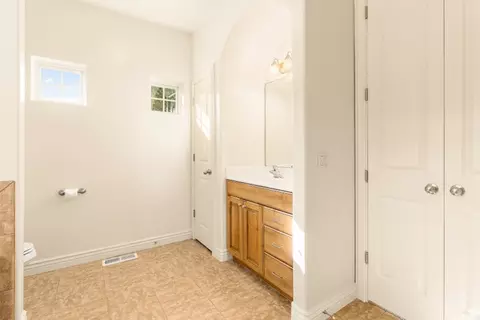 Bath - 664 S Silver Leaf Dr, Mapleton, UT 84664 photo 1 of 6