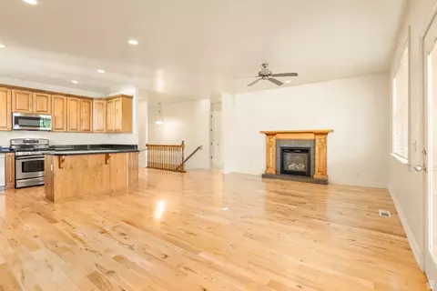 Living - 664 S Silver Leaf Dr, Mapleton, UT 84664 photo 3 of 6