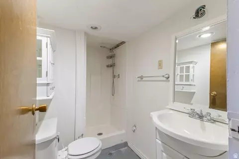 Bath - 2979 Jackson Ave, Ogden, UT 84403 photo 2 of 2