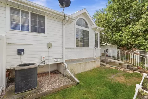 Exterior - 246 W 925 N, Bountiful, UT 84010 photo 4 of 7