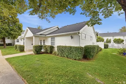 Exterior - 246 W 925 N, Bountiful, UT 84010 photo 5 of 7