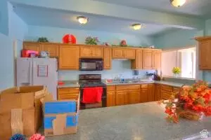 Kitchen - 128 Overlook Dr, Hurricane, UT 84737 photo 3 of 4