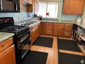Kitchen - 128 Overlook Dr, Hurricane, UT 84737 photo 4 of 4