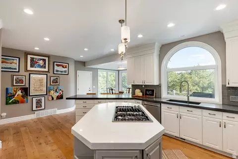Kitchen - 4 Lone Hollow Cv, Sandy, UT 84092 photo 2 of 4