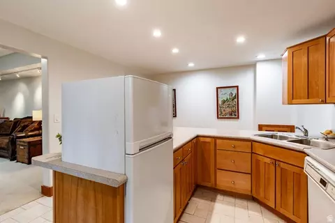 Kitchen - 4 Lone Hollow Cv, Sandy, UT 84092 photo 4 of 4