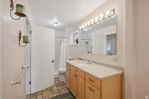 Bath - 2960 E La Joya Dr S, Holladay, UT 84124 photo 2 of 3