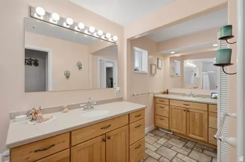 Bath - 2960 E La Joya Dr S, Holladay, UT 84124 photo 1 of 3