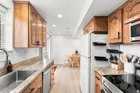 Kitchen - 364 W Harvard Dr #B, Midvale, UT 84047 photo 4 of 5