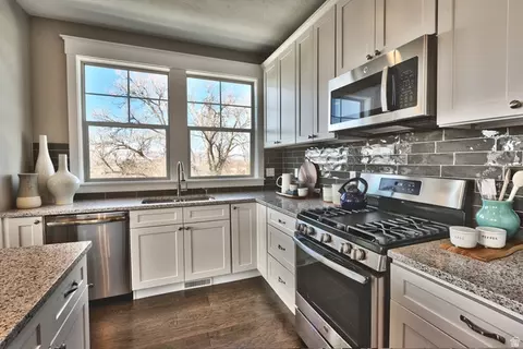 Kitchen - 252 E Sandy Sage Way, Sandy, UT 84070 photo 3 of 6