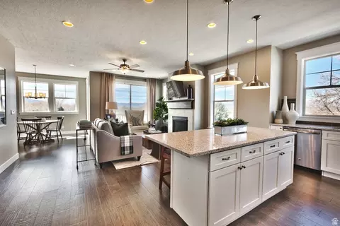 Kitchen - 252 E Sandy Sage Way, Sandy, UT 84070 photo 4 of 6