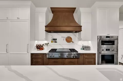 Kitchen - 983 E Southfork Dr, Draper, UT 84020 photo 6 of 9