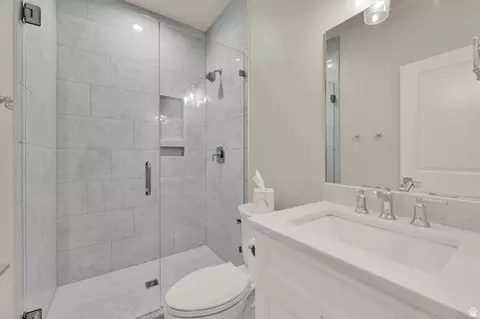 Bath - 983 E Southfork Dr, Draper, UT 84020 photo 1 of 9