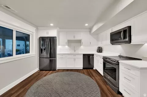 Kitchen - 983 E Southfork Dr, Draper, UT 84020 photo 7 of 9