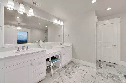 Bath - 983 E Southfork Dr, Draper, UT 84020 photo 2 of 9