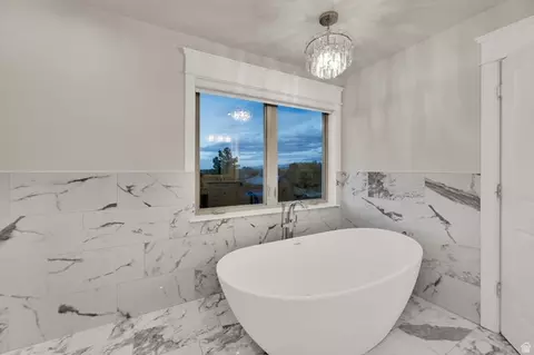 Bath - 983 E Southfork Dr, Draper, UT 84020 photo 3 of 9