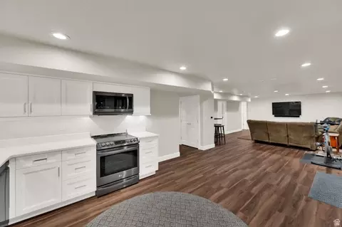 Kitchen - 983 E Southfork Dr, Draper, UT 84020 photo 9 of 9