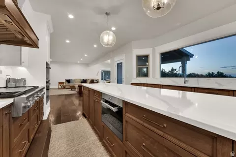 Kitchen - 983 E Southfork Dr, Draper, UT 84020 photo 5 of 9
