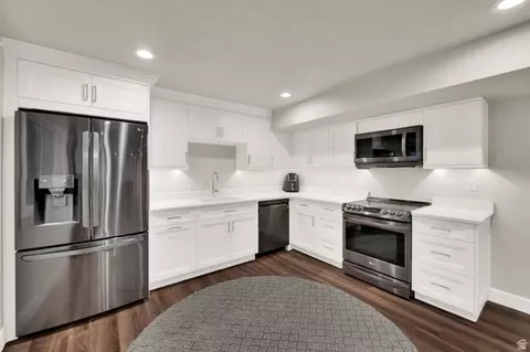 Kitchen - 983 E Southfork Dr, Draper, UT 84020 photo 8 of 9