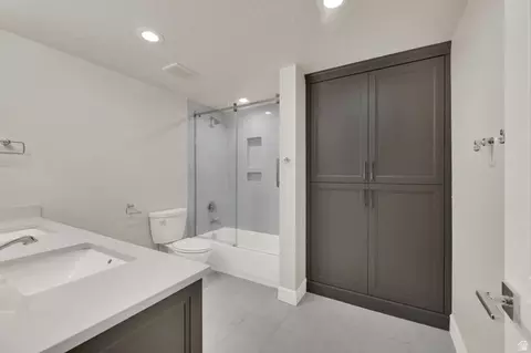 Bath - 983 E Southfork Dr, Draper, UT 84020 photo 8 of 9