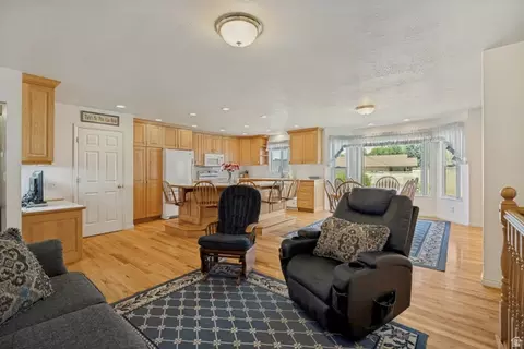 Living - 539 E 250 N, Centerville, UT 84014 photo 2 of 4