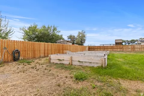 Exterior - 4557 N Ranch Rd E, Erda, UT 84074 photo 6 of 9