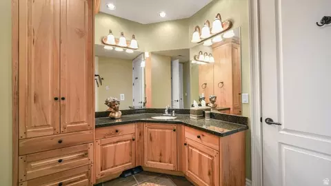Bath - 1459 E Meadow Bluff Ln, Draper, UT 84020 photo 7 of 8