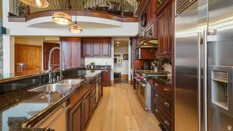 Kitchen - 1459 E Meadow Bluff Ln, Draper, UT 84020 photo 4 of 5