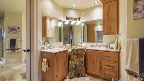 Bath - 1459 E Meadow Bluff Ln, Draper, UT 84020 photo 6 of 8