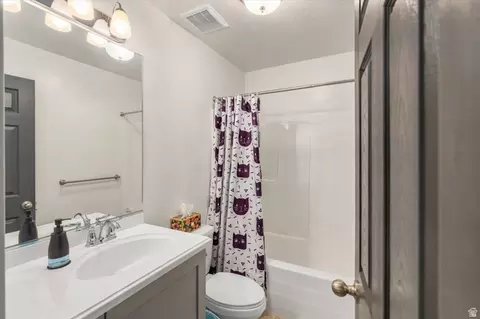 Bath - 952 E 100 N, Hyde Park, UT 84318 photo 2 of 4