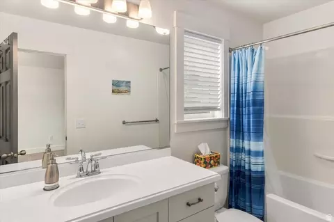 Bath - 952 E 100 N, Hyde Park, UT 84318 photo 1 of 4