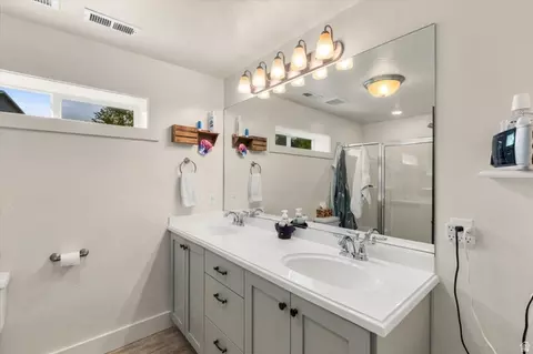 Bath - 952 E 100 N, Hyde Park, UT 84318 photo 3 of 4