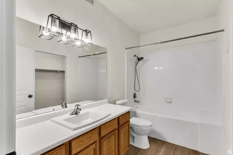 Bath - 962 S Courtyard Ln, Centerville, UT 84014 photo 1 of 2