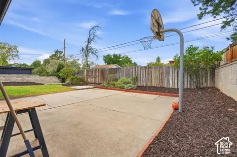 Exterior - 2981 E La Joya Dr S, Holladay, UT 84124 photo 7 of 10