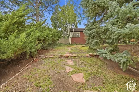 Exterior - 2981 E La Joya Dr S, Holladay, UT 84124 photo 5 of 10