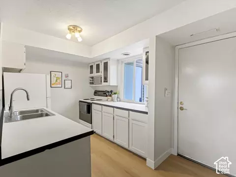 Kitchen - 5358 S Baldwin Park W, Murray, UT 84123 photo 3 of 3