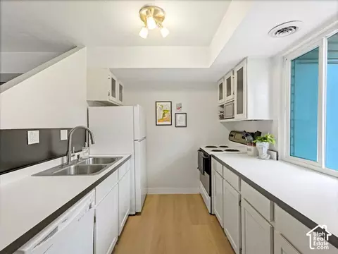 Kitchen - 5358 S Baldwin Park W, Murray, UT 84123 photo 2 of 3