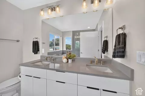 Bath - 4539 S Bleecker Pl, Millcreek, UT 84117 photo 2 of 4